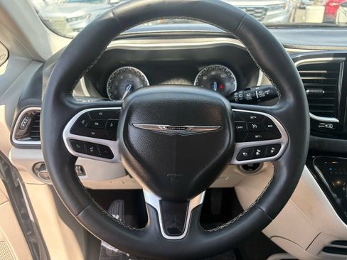 Used 2024 Chrysler Pacifica Touring-L FWD image 20