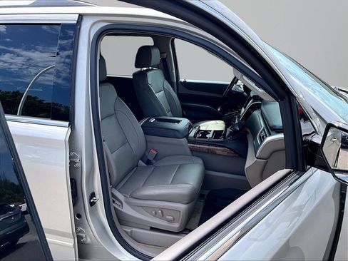 Used 2017 Chevrolet Suburban Premier AWD/4WD image 8