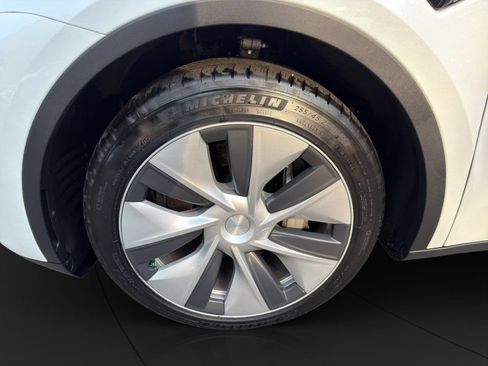 Used 2023 Tesla Model Y Long Range AWD/4WD image 21