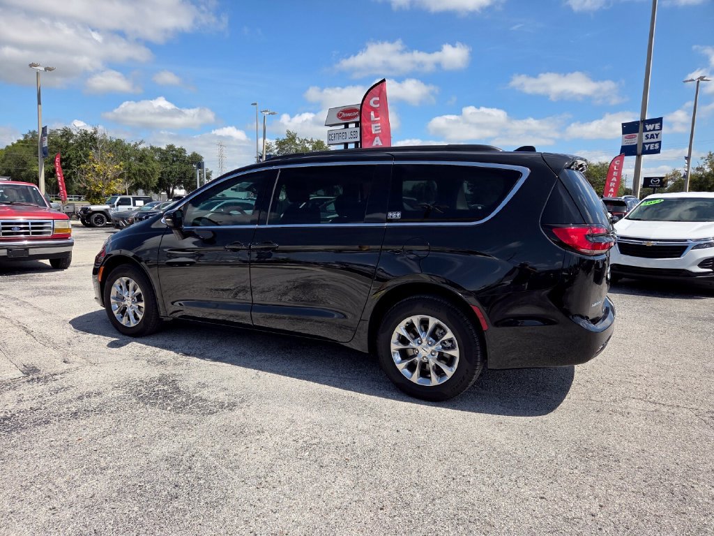 Used 2022 Chrysler Pacifica Touring-L AWD/4WD image 10