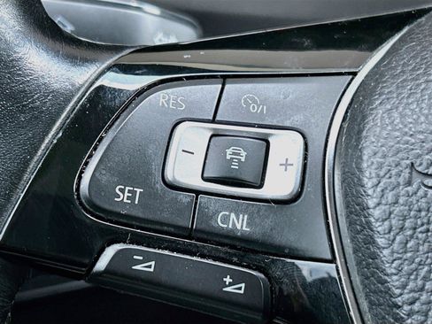 Used 2018 Volkswagen Tiguan SEL FWD image 36