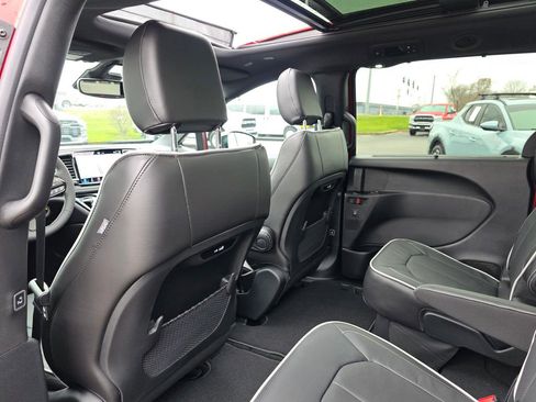 New 2026 Chrysler Pacifica Limited image 30