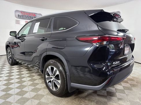 Used 2024 Toyota Highlander XLE image 6