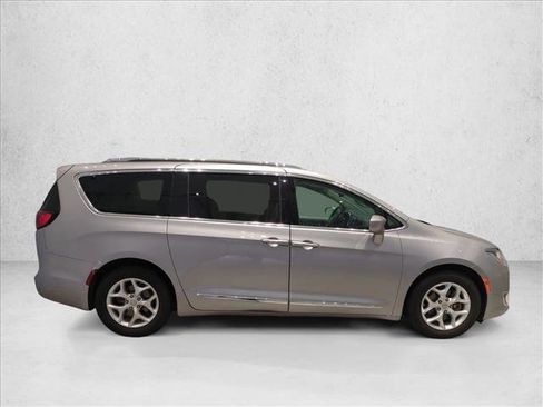 Used 2020 Chrysler Pacifica Touring-L w/ Tire & Wheel Group image 4