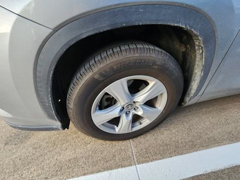 Used 2021 Toyota Highlander LE FWD image 9