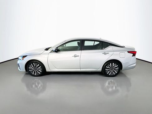 Used 2025 Nissan Altima 2.5 SV FWD image 4