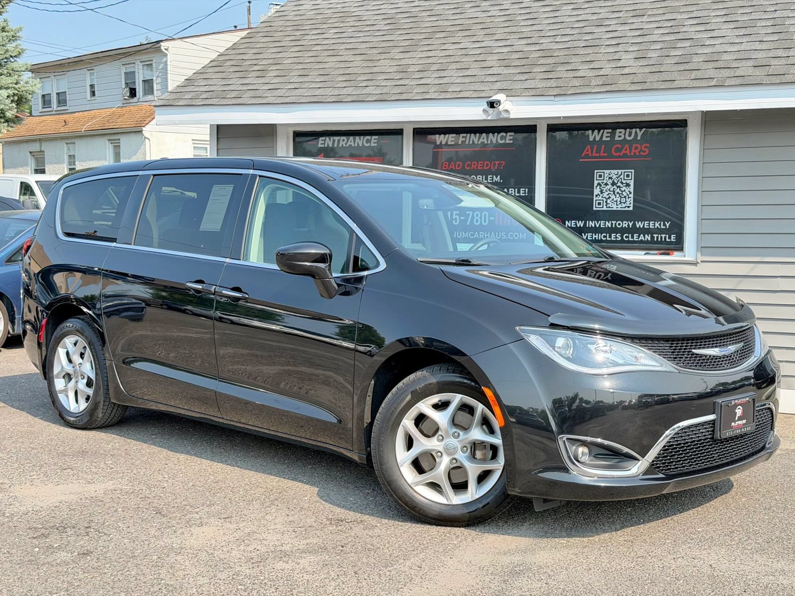 Used 2020 Chrysler Pacifica Touring w/ Tire & Wheel Group FWD image 14