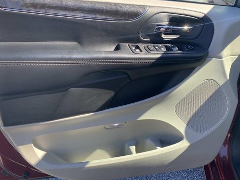 Used 2014 Chrysler Town & Country Touring image 18