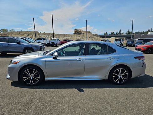 Used 2018 Toyota Camry SE w/ Moonroof Package FWD image 8
