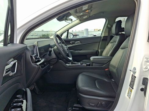 Used 2025 Kia Sportage EX image 11