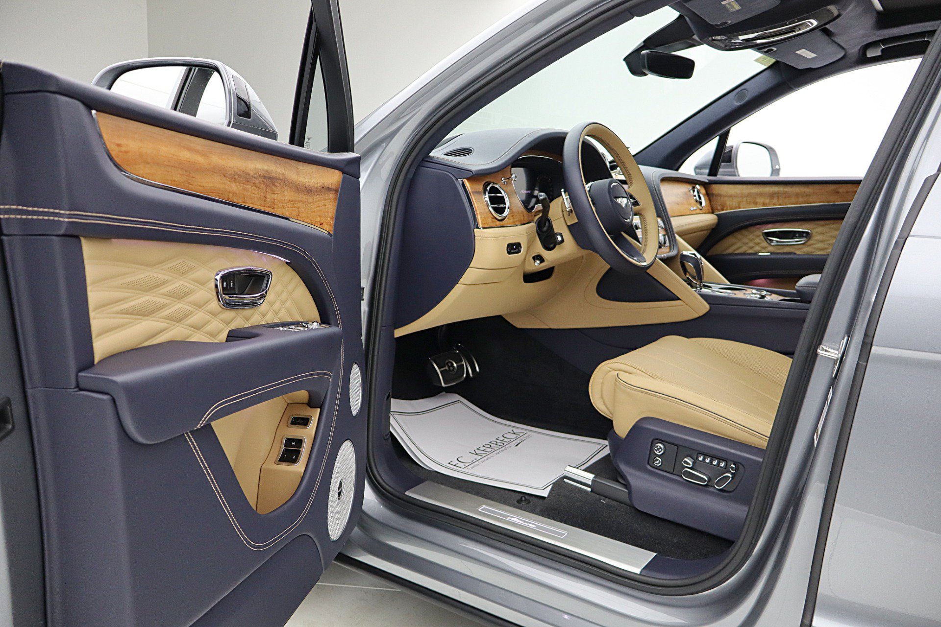 Used 2025 Bentley Bentayga AWD/4WD image 46