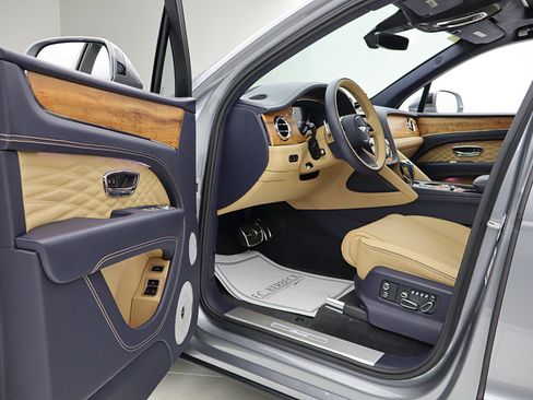 Used 2025 Bentley Bentayga AWD/4WD image 46