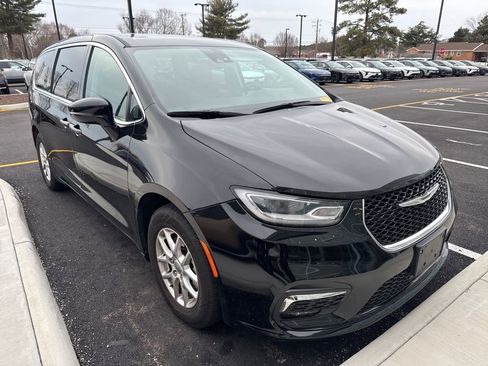 Used 2024 Chrysler Pacifica Touring-L image 1