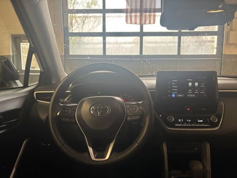 Used 2025 Toyota Corolla Cross LE image 33