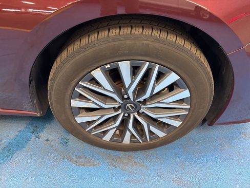 Used 2024 Nissan Altima 2.5 SV FWD image 3