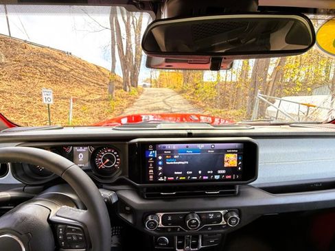 Used 2025 Jeep Wrangler Unlimited Sport AWD/4WD image 2