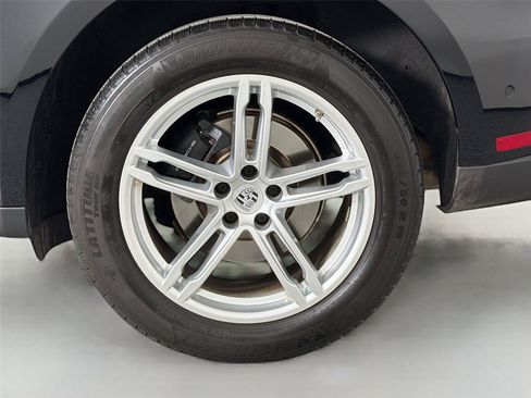 Certified 2024 Porsche Macan w/ Premium Plus Package AWD/4WD image 12