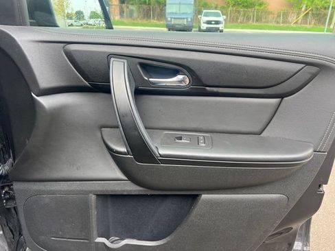 Used 2017 Chevrolet Traverse LT w/ Style and Technology Package FWD image 9