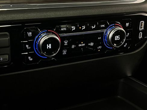 Used 2025 GMC Sierra 3500 SLT w/ SLT Premium Package image 18