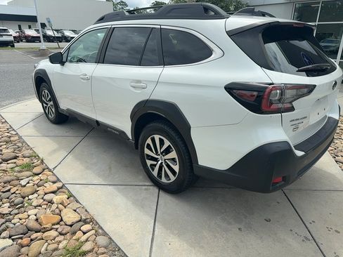 Used 2024 Subaru Outback Premium AWD/4WD image 9