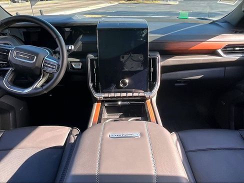 Used 2025 GMC Yukon XL Denali image 7