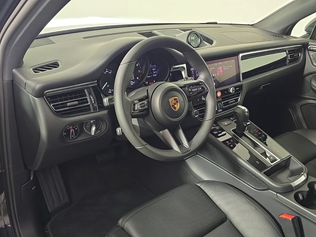 Certified 2026 Porsche Macan AWD/4WD image 4