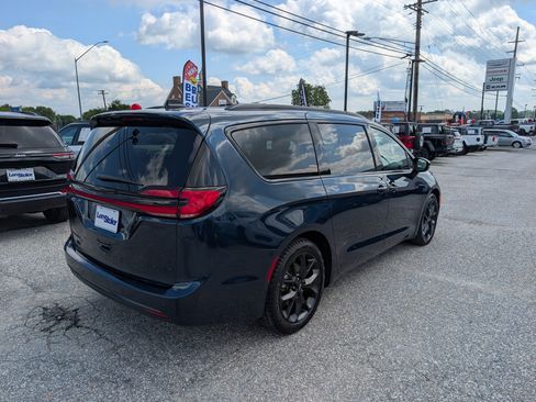 Used 2025 Chrysler Pacifica Limited FWD image 5