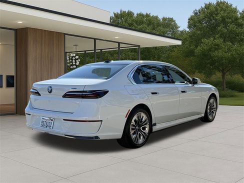 Used 2025 BMW i7 eDrive50 w/ Premium Package image 8