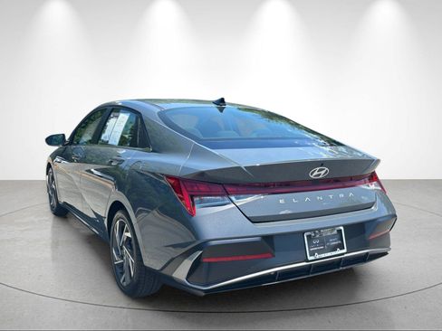 Used 2025 Hyundai Elantra SEL FWD image 3