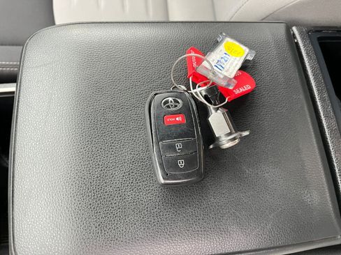 Used 2025 Toyota Tacoma TRD Off-Road image 22