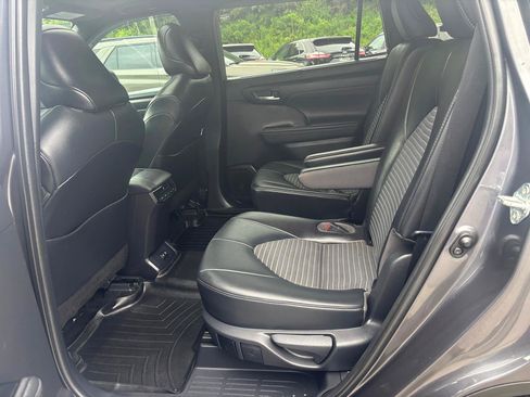 Used 2021 Toyota Highlander XSE FWD image 11