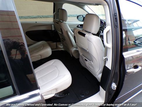 Used 2017 Chrysler Pacifica Touring-L Plus image 27