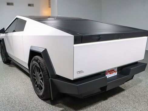 Used 2024 Tesla Cybertruck AWD Crew Cab image 9