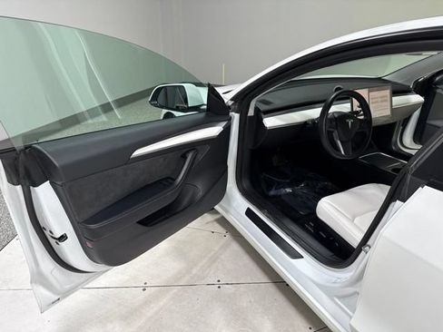 Used 2021 Tesla Model 3 Standard Range Plus RWD image 9