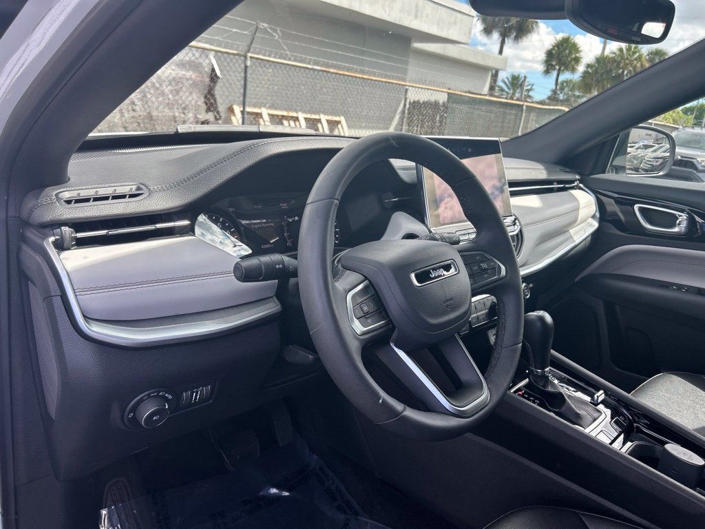 Used 2025 Jeep Compass Limited AWD/4WD image 11