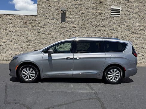 Used 2019 Chrysler Pacifica Touring-L w/ Advanced Safetytec Group FWD image 5