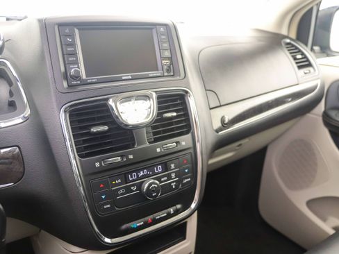 Used 2015 Chrysler Town & Country Touring FWD image 22
