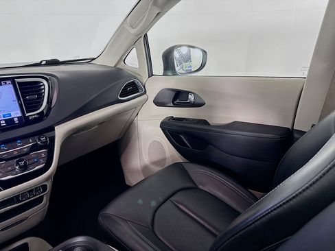 Used 2023 Chrysler Pacifica Touring-L image 27