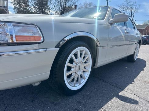 Used 2007 Lincoln Town Car Signature RWD image 15