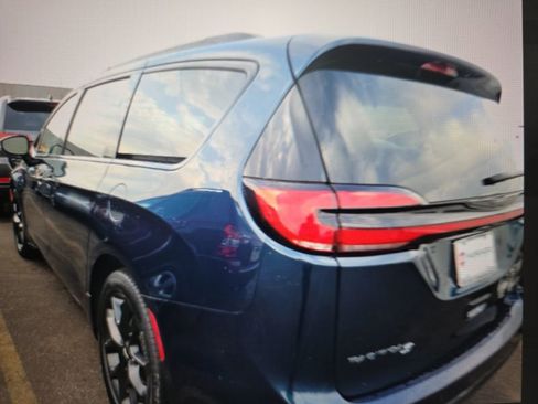 Used 2025 Chrysler Pacifica Limited image 4