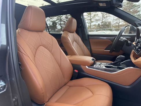 Used 2025 Toyota Highlander Platinum image 18