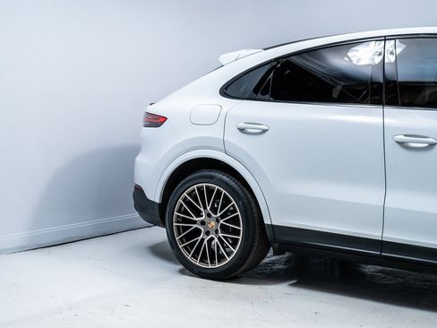 Used 2023 Porsche Cayenne Platinum Edition image 11