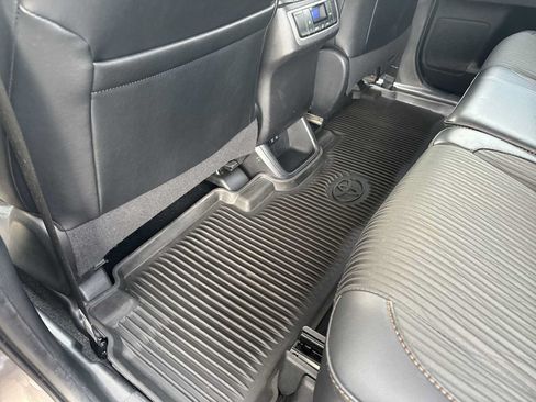 Used 2019 Toyota Highlander Plus AWD/4WD image 31
