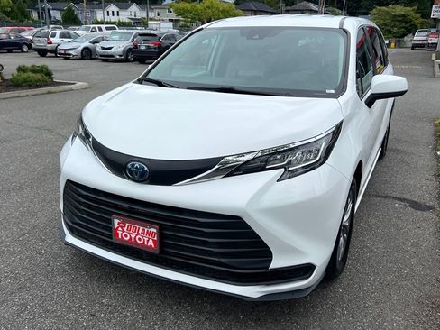 Certified 2023 Toyota Sienna LE FWD image 4