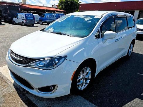 Used 2020 Chrysler Pacifica Touring w/ Tire & Wheel Group FWD image 7