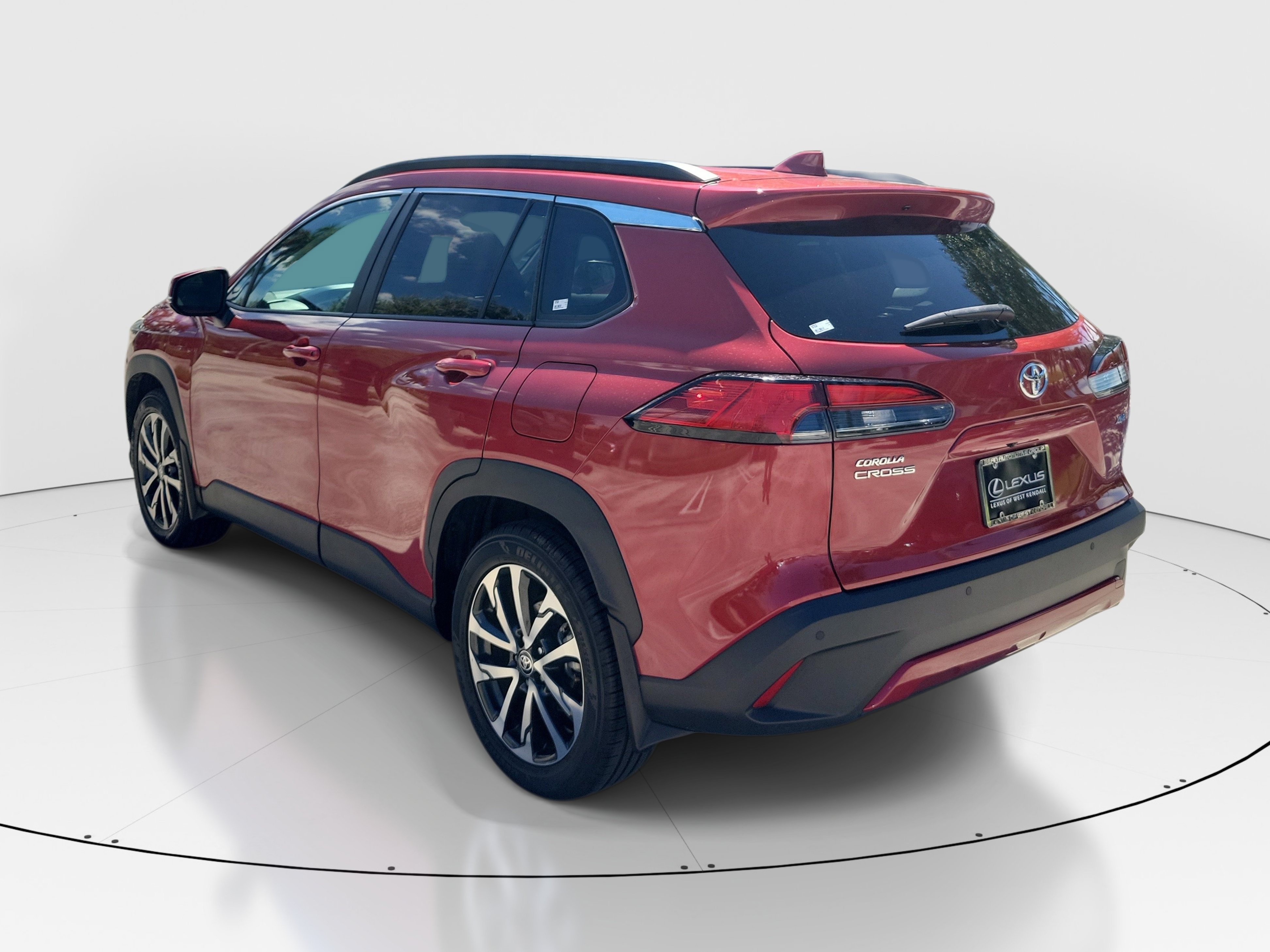Used 2023 Toyota Corolla Cross XLE w/ Convenience Package FWD image 6