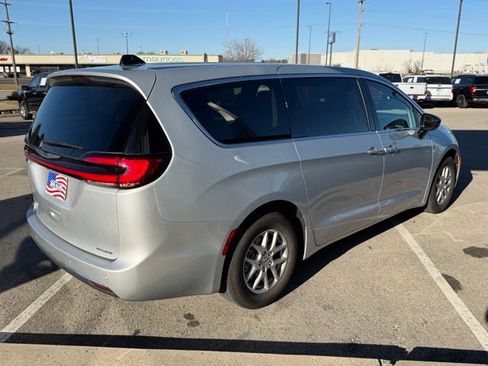 Used 2024 Chrysler Pacifica Touring-L image 6
