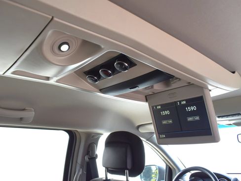 Used 2014 Chrysler Town & Country Touring FWD image 27