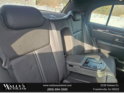 Used 2011 Lincoln Town Car Signature L image 28