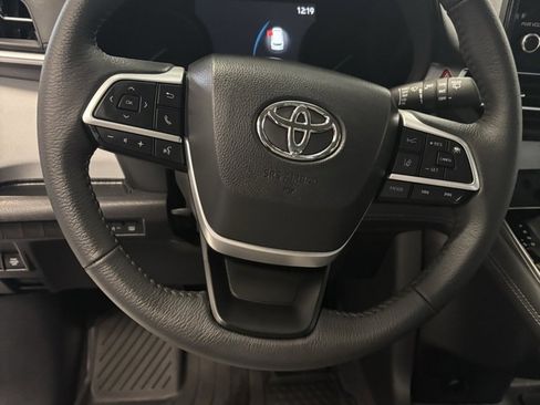 Used 2025 Toyota Sienna XLE image 14